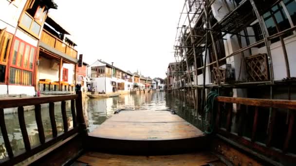 Turist båtturer på floden Zhujiajiao — Stockvideo