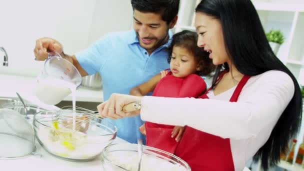 Casal com a filha preparando ingredientes — Vídeo de Stock