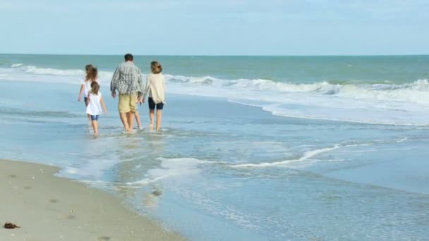 Familia disfrutando del tiempo en la playa — Vídeos de Stock