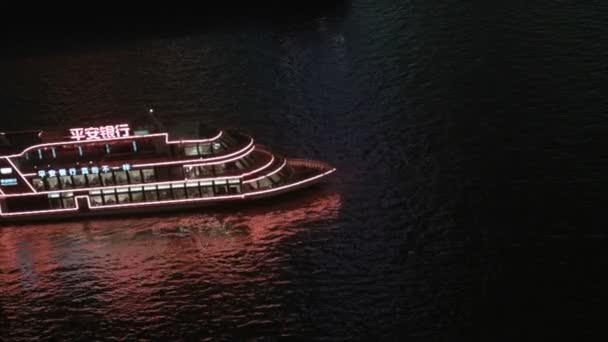 Işıklı tenezzüh tekneleri Huangpu Nehri üzerinde — Stok video