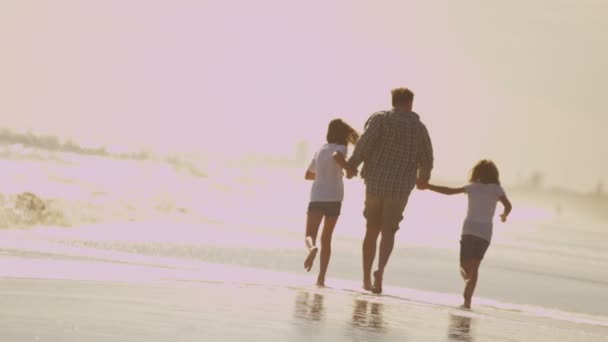 Padre con hijas jugando en la playa — Vídeos de Stock