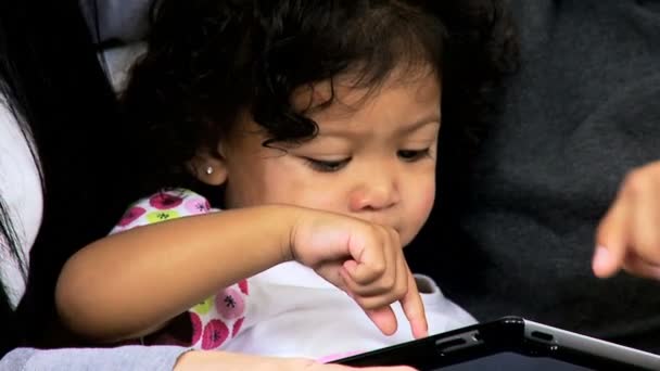 Couple playing games with daughter — Stock Video