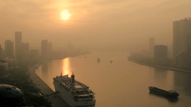 Chiatte da carico commerciali sul fiume Huangpu — Video Stock