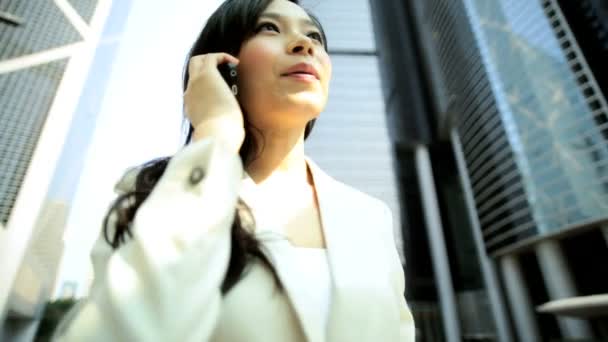 Businesswoman talking on mobile phone — Stock Video