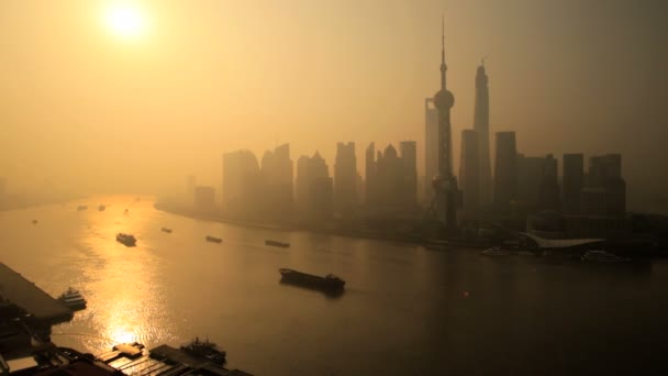 Paisaje urbano con neblina matutina — Vídeos de Stock