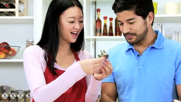 Pareja haciendo galletas caseras — Vídeo de stock