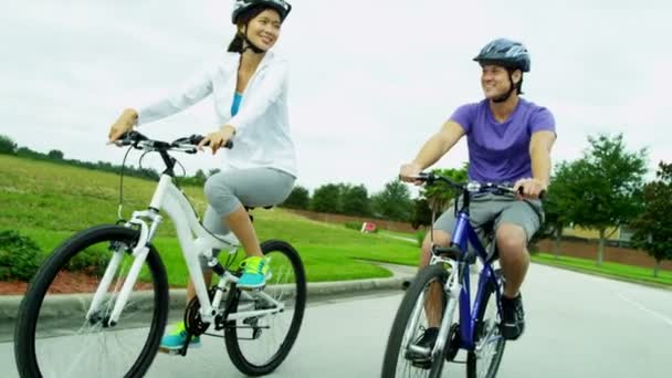 Pareja disfrutando juntos en bicicleta al aire libre — Vídeo de stock