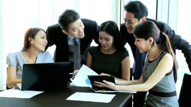 Equipo de negocios en la moderna sala de juntas — Vídeo de stock