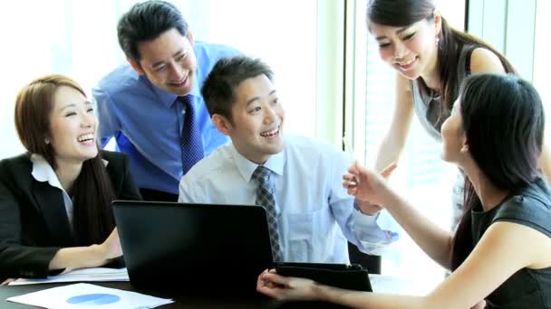 Equipo de negocios en sala de conferencias — Vídeo de stock