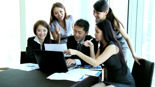 Equipe de negócios asiática na sala de reuniões — Vídeo de Stock