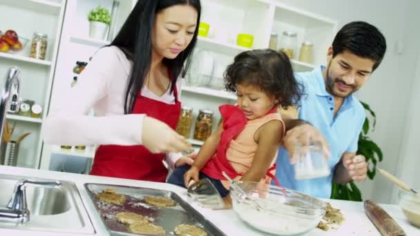 Пара с дочерью, которая печет печенье — стоковое видео