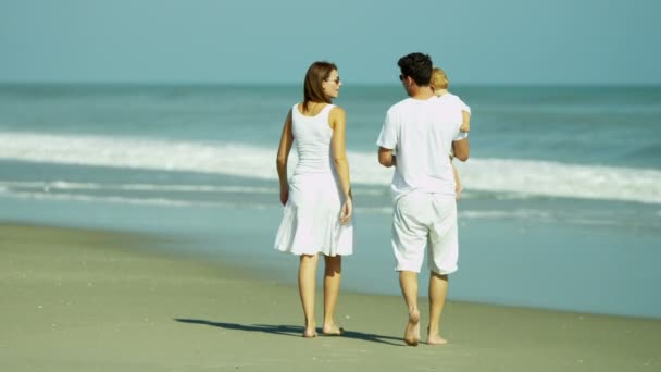 Padres con bebé disfrutando de vacaciones en la playa — Vídeos de Stock