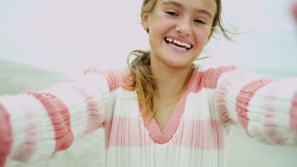 Dívka na pláži úsměv do kamery — Stock video