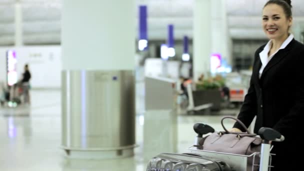 Mulher de negócios caucasiana no terminal do aeroporto — Vídeo de Stock