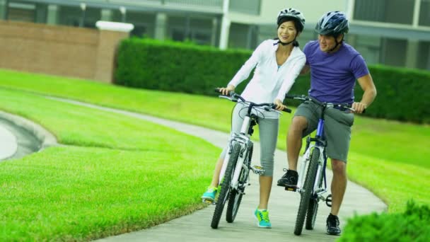 Pareja al aire libre juntos montando sus bicicletas — Vídeos de Stock