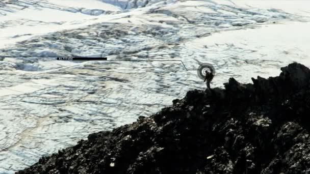 Escalador Descendiendo terreno rocoso — Vídeo de stock