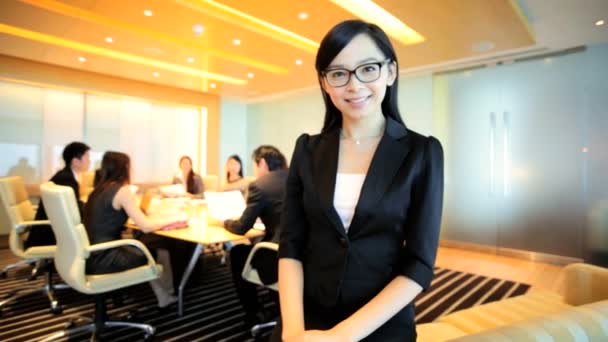 Азиатская предпринимательница на финансовой встрече — стоковое видео