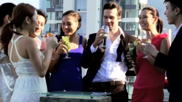 Amigos bebendo coquetéis no telhado — Vídeo de Stock