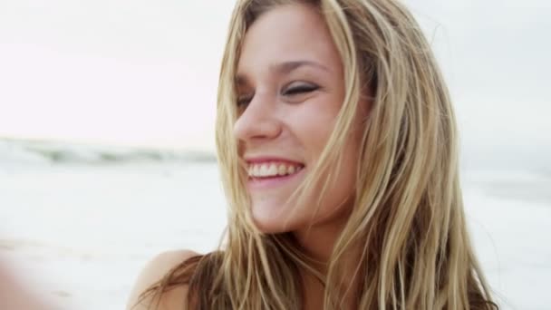 Mujer disfrutando de vacaciones de playa — Vídeos de Stock