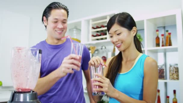 Casal desfrutando delicioso smoothie fruta orgânica — Vídeo de Stock