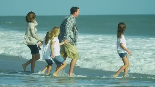 Ouders met dochters spelen op strand — Stockvideo