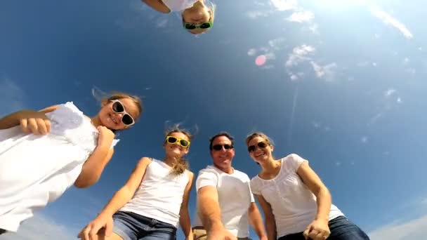 Familia en la playa filmando autorretrato — Vídeos de Stock