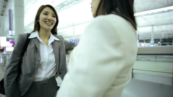Встреча азиатских деловых женщин в аэропорту — стоковое видео