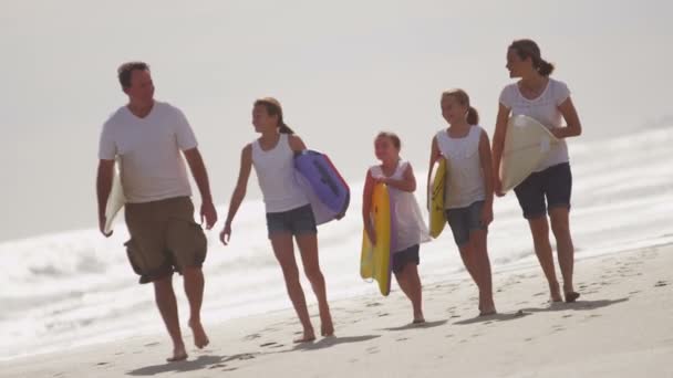 Familie lopen over zandstrand — Stockvideo