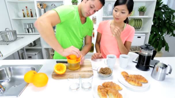 Casal preparando bebida fresca do café da manhã — Vídeo de Stock