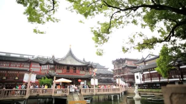 Turister i Chenghuang Miao tempel — Stockvideo