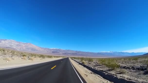 Köra på Death Valley motorväg — Stockvideo