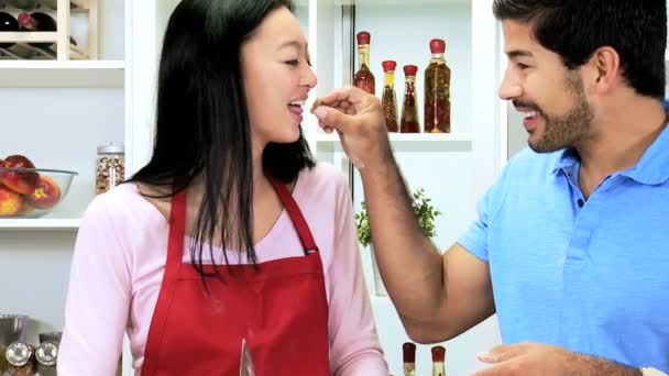 Pareja haciendo galletas caseras — Vídeos de Stock