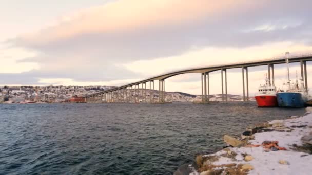 Námořních plavidel pod mostem Tromso — Stock video