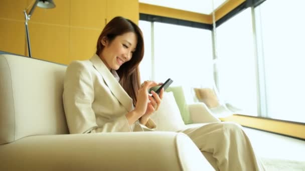 Businesswoman in hotel using smartphone — Stock Video