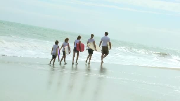 Caminata familiar con bodyboards en la playa — Vídeos de Stock