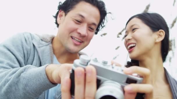 Paar im Strandurlaub mit Kamera — Stockvideo