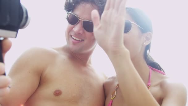 Para na plaży z kamery wideo — Wideo stockowe