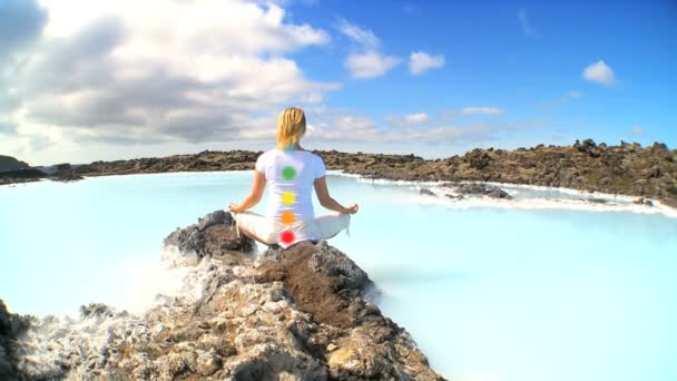 Mujer de blanco haciendo yoga en la naturaleza — Vídeos de Stock