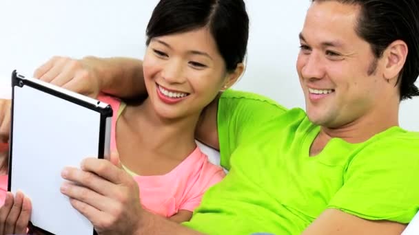 Casal conversando com amigos via tablet — Vídeo de Stock