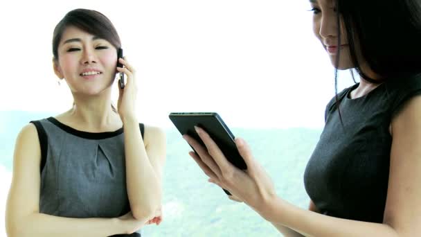 使用智能手机和平板电脑的女企业家 — 图库视频影像