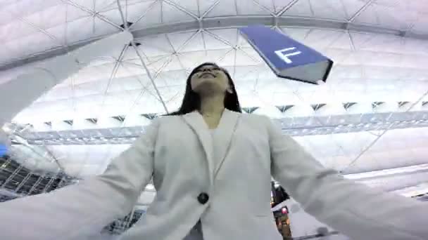 Asiatische Geschäftsfrau auf dem internationalen Flughafen — Stockvideo