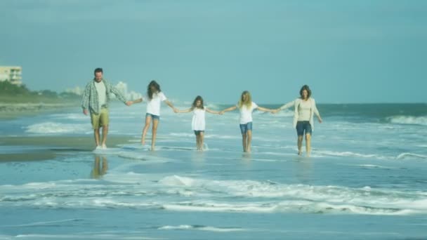Οικογένεια περπάτημα χωρίς παπούτσια στην παραλία — Αρχείο Βίντεο