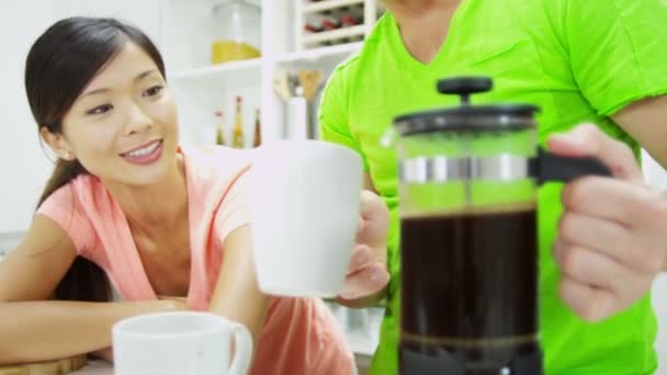 Pareja con café durante el desayuno — Vídeo de stock