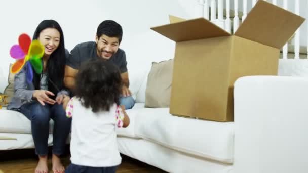 Pareja jugando con su hija en casa — Vídeo de stock