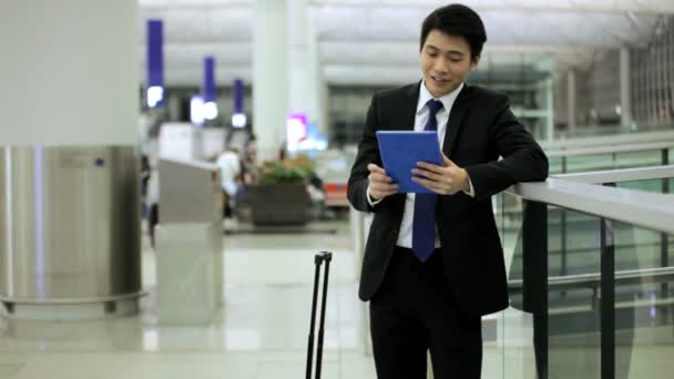 Uomo d'affari asiatico nel terminal dell'aeroporto — Video Stock