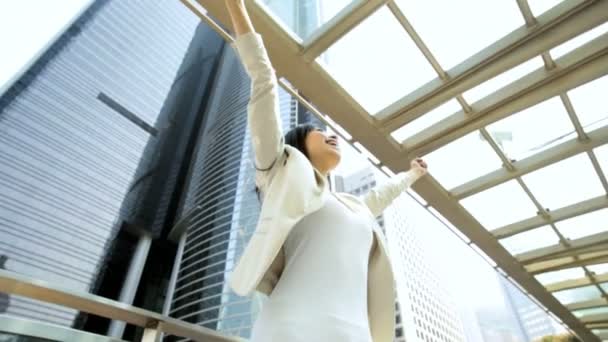Деловая женщина на открытом воздухе празднует — стоковое видео