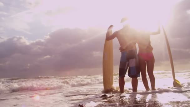 Surfistas al atardecer viendo olas — Vídeo de stock