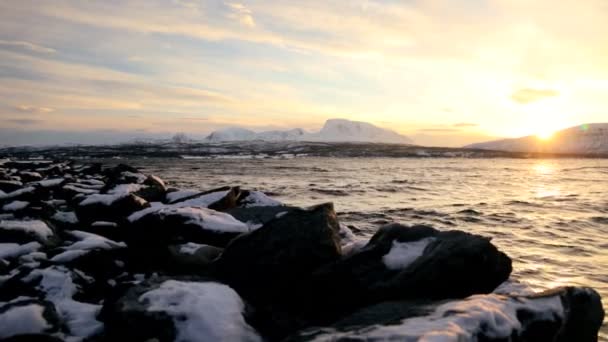 Malerische gefrorene Landschaft mit Sonnenuntergang — Stockvideo