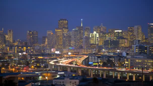 San Francisco atardecer iluminado tráfico de viajeros elevada autopista — Vídeo de stock