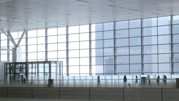 在现代的高架行人走廊，在高速铁路中行走的人 — 图库视频影像
